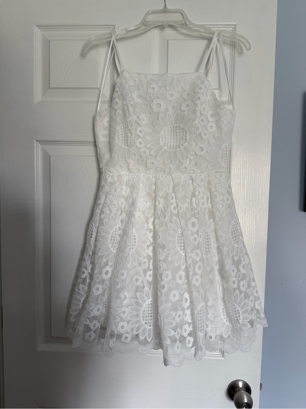 Elegant White Lace Spaghetti-Strap Mini Dress